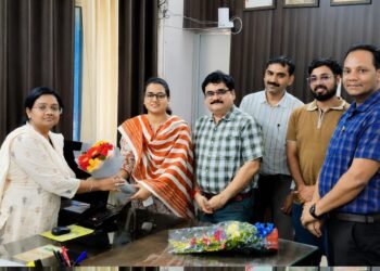 नए आयुक्त लीना कोसम ने संभाला नगर निगम का कार्यभार, आयुक्त मोहेंद्र साहू ने सौंपा प्रभार