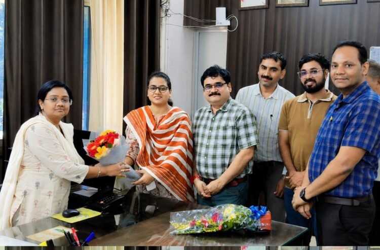 नए आयुक्त लीना कोसम ने संभाला नगर निगम का कार्यभार, आयुक्त मोहेंद्र साहू ने सौंपा प्रभार