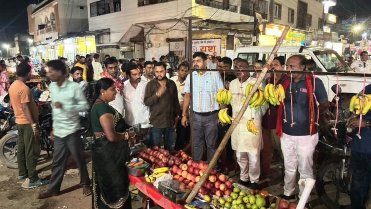 नवीन बाजार में अतिक्रमण पर नगर पालिका की सख्ती, चिन्हांकित स्थल से बाहर व्यवसाय करने वालों को दी समझाइश