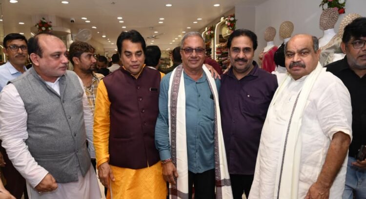 पंडरी टेक्सटाइल मार्केट में ‘आनंदम’ नवीन प्रतिष्ठान का शुभारंभ, विधायक पुरन्दर मिश्रा ने दी शुभकामनाएं