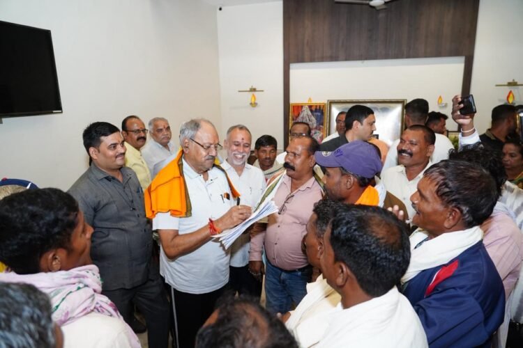 सांसद बृजमोहन अग्रवाल से मिला बालोद का प्रतिनिधिमंडल: ग्राम पंचायत घोतिमटोला में पंचायत भवन निर्माण और विकास कार्यों में अनियमितता की निष्पक्ष जांच की मांग