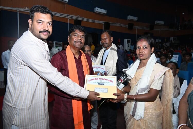 मुख्यमंत्री शिक्षा गौरव अलंकरण समारोह- वन मंत्री केदार कश्यप ने सेवानिवृत्त शिक्षकों और शिक्षा दूतों को किया सम्मानित