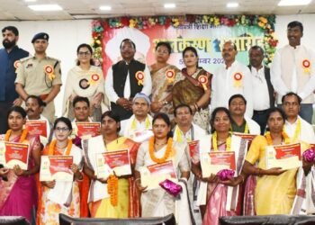 शिक्षक दिवस पर बलरामपुर में जिला स्तरीय समारोह- 21 उत्कृष्ट शिक्षक ज्ञानदीप और शिक्षादूत पुरस्कार से सम्मानित
