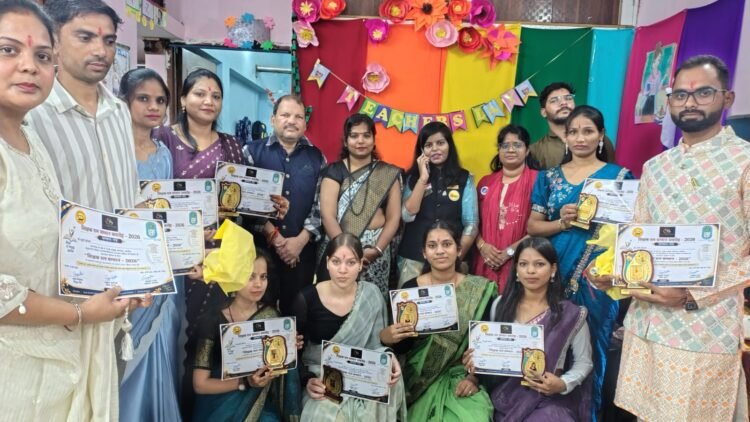 शिक्षक समाज के निर्माता, सम्मान समारोह में शिक्षकों को किया सम्मानित