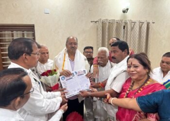 अखिल भारतीय सतनामी महासभा के राष्ट्रीय अध्यक्ष राजमहंत दसेराम खाण्डे के नेतृत्व में मिले प्रतिनिधिमंडल ने सांसद बृजमोहन से की भेंट
