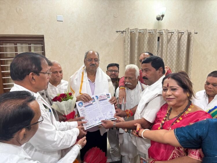 अखिल भारतीय सतनामी महासभा के राष्ट्रीय अध्यक्ष राजमहंत दसेराम खाण्डे के नेतृत्व में मिले प्रतिनिधिमंडल ने सांसद बृजमोहन से की भेंट