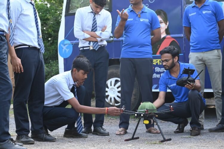 भावना दीदी की साइंस पाठशाला में ड्रोन, रोबोटिक्स, AI जैसी आधुनिक तकनीकों से रूबरू हुए पीएमश्री जवाहर नवोदय विद्यालय उड़ियाकला के विद्यार्थी