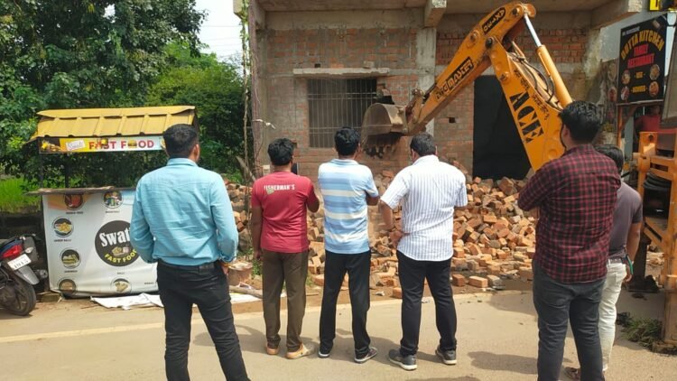 टाटीबंध में 2000 वर्गफीट के अवैध निर्माण पर नगर निगम की कार्रवाई, निर्माण किया ध्वस्त