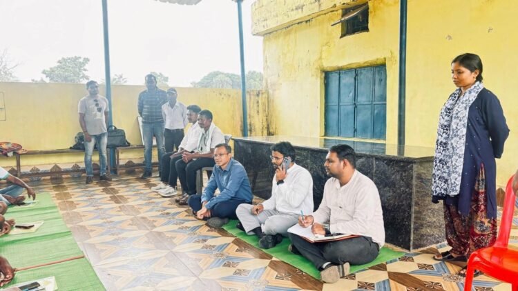 बोदली में कलेक्टर एवं सीईओ जिला पंचायत ने प्रशिक्षणार्थियों से की मुलाकात, स्वरोजगार के लिए प्रशिक्षण का अधिकतम लाभ लेने किया प्रेरित