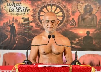 “जीवन में संतुलन से ही मधुरता, दूसरों की नकल से बिगड़ते हैं सुर” : निर्यापक मुनि समतासागर जी
