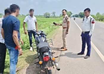 मॉडिफाई सायलेंसर और तेज रफ्तार वाहन चालकों पर कबीरधाम यातायात पुलिस की सख्त कार्यवाही।