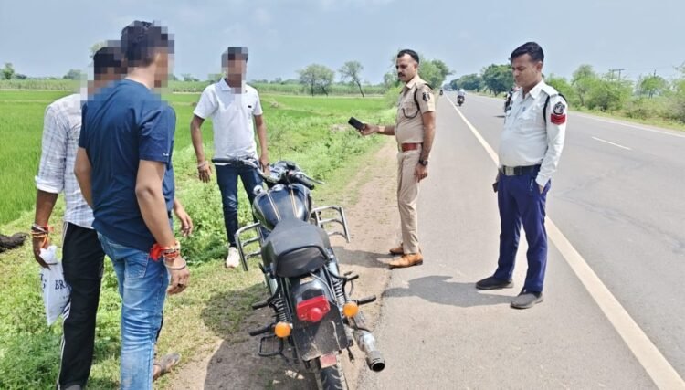 मॉडिफाई सायलेंसर और तेज रफ्तार वाहन चालकों पर कबीरधाम यातायात पुलिस की सख्त कार्यवाही।