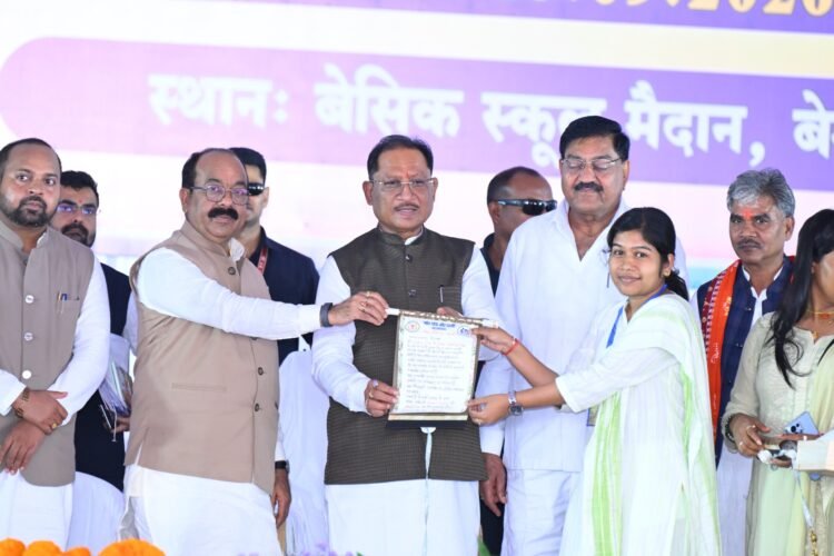 सीएम साय ने 81 सेवानिवृत्त शिक्षकों को किया सम्मानित, 42 मेधावी विद्यार्थियों को भी मिले गोल्ड मेडल