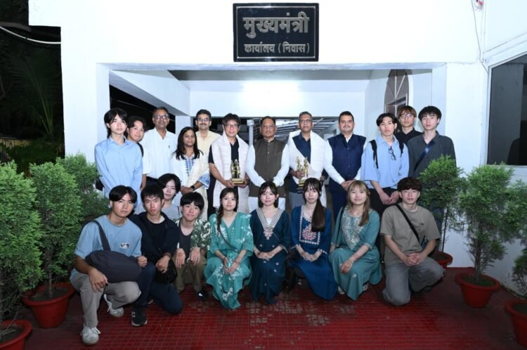 जापान की एहिमे यूनिवर्सिटी के 17 सदस्यीय छात्र दल से मिले CM साय, भारत-जापान संबंधों पर हुई चर्चा