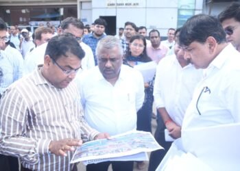 महाप्रबंधक तरुण प्रकाश ने रायपुर स्टेशन पर चल रहे मेजर स्टेशन रिडेवलपमेंट एवं पुनर्विकास कार्यों का किया निरीक्षण