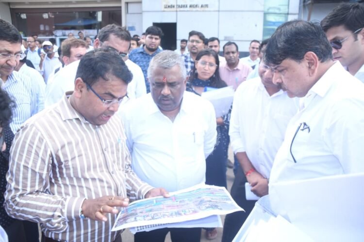 महाप्रबंधक तरुण प्रकाश ने रायपुर स्टेशन पर चल रहे मेजर स्टेशन रिडेवलपमेंट एवं पुनर्विकास कार्यों का किया निरीक्षण