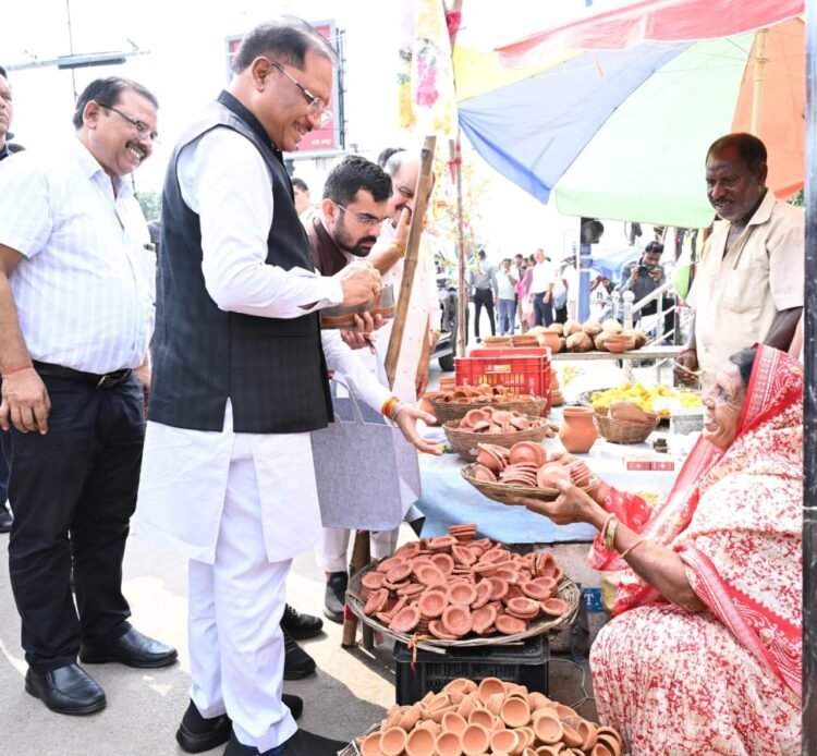 ‘आशीर्वाद का दीया’ के लिए CM साय ने सड़क किनारे महिला से खरीदा दीया, बढ़ाया स्वावलंबन का सम्मान