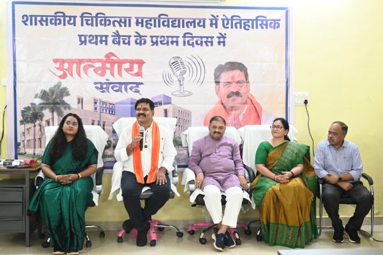 मेडिकल कॉलेज कवर्धा में नए शैक्षणिक सत्र का हुआ शुभारंभ,कहा-डॉक्टर बनना मंजिल नहीं, समाज की सेवा करना असली लक्ष्य