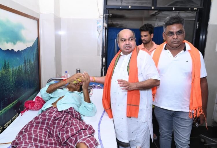 सेवा संकल्प अभियान के तहत मेकाहारा पहुंचे विधायक पुरन्दर मिश्रा, मरीजों को बांटे फल