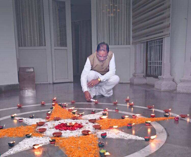 प्रधानमंत्री नरेंद्र मोदी के जन्मदिवस पर मुख्यमंत्री साय ने अपने निवास पर जलाया ‘आशीर्वाद का दीया’