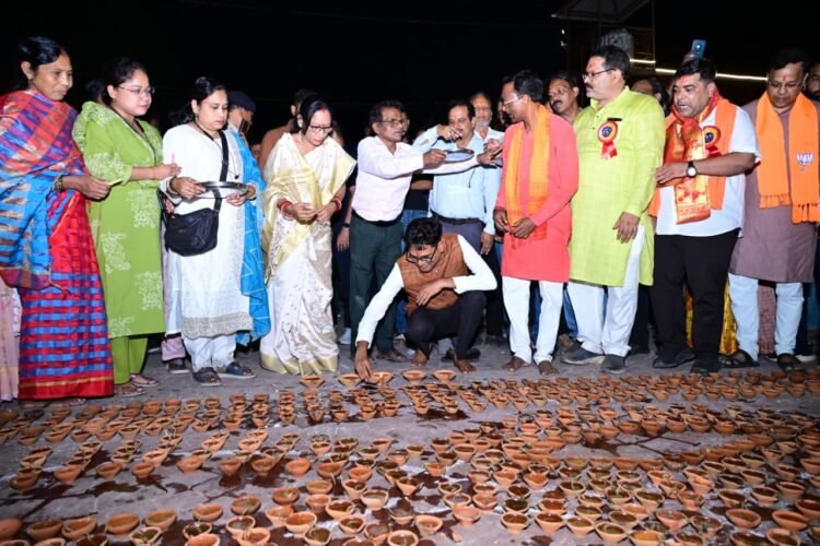 रायगढ़ में ‘आशीर्वाद का दीया’ से सेवा संकल्प अभियान का शुभारंभ, 40 हजार दीपों से जगमगाया सिंदूर पार्क