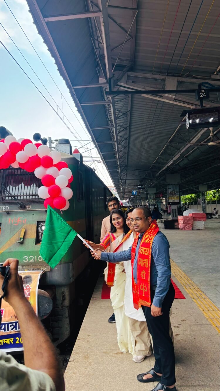 त्रिपुरा तीर्थ यात्रा समिति द्वारा आयोजित गंगा सागर तीर्थ यात्रा के लिए 1000 श्रद्धालु रायपुर से रवाना