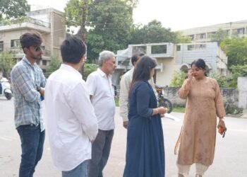 समता कॉलोनी में नक्शे के विपरीत निर्माण पर निगम की कार्रवाई, अतिरिक्त निर्माण तोड़ा