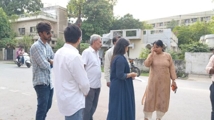 समता कॉलोनी में नक्शे के विपरीत निर्माण पर निगम की कार्रवाई, अतिरिक्त निर्माण तोड़ा