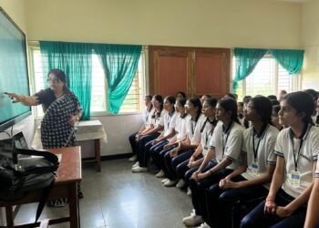 भारत माता स्कूल में किशोरियों के लिए हेल्थ एंड हाइजीन जागरूकता कार्यक्रम