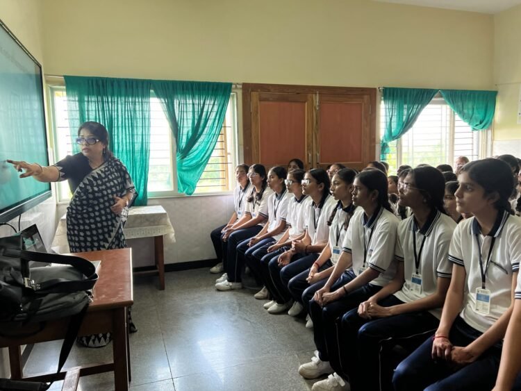 भारत माता स्कूल में किशोरियों के लिए हेल्थ एंड हाइजीन जागरूकता कार्यक्रम