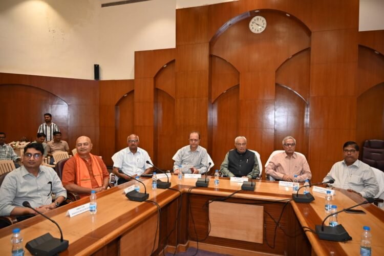 भारतीय परंपरा और आधुनिक चिकित्सा विज्ञान के समन्वय से समझाया मानव ऊर्जा एवं आभामंडल का विज्ञान