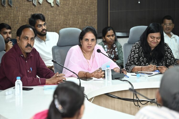 नगर निगम की राजस्व समीक्षा बैठक में महापौर मीनल चौबे के सख्त निर्देश, गलत तरीके से नहीं होगी कर वसूली
