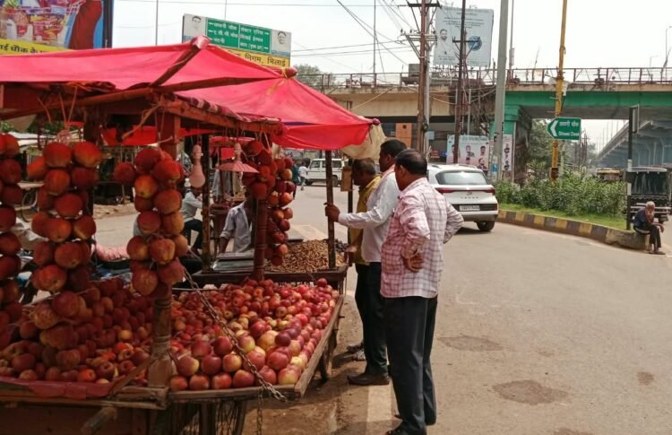 पावर हाउस चौक से सड़क किनारे लगे अवैध फल ठेले हटाए गए, यातायात सुगम बनाने निगम की कार्रवाई