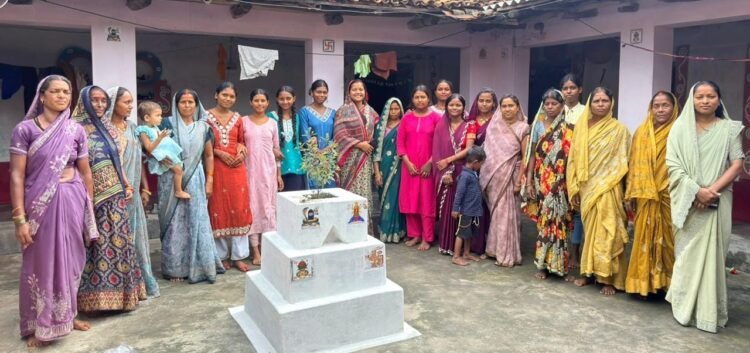 मंत्री लक्ष्मी राजवाड़े पहुंचीं ग्राम कुंजनगर, महिलाओं से किया आत्मीय संवाद