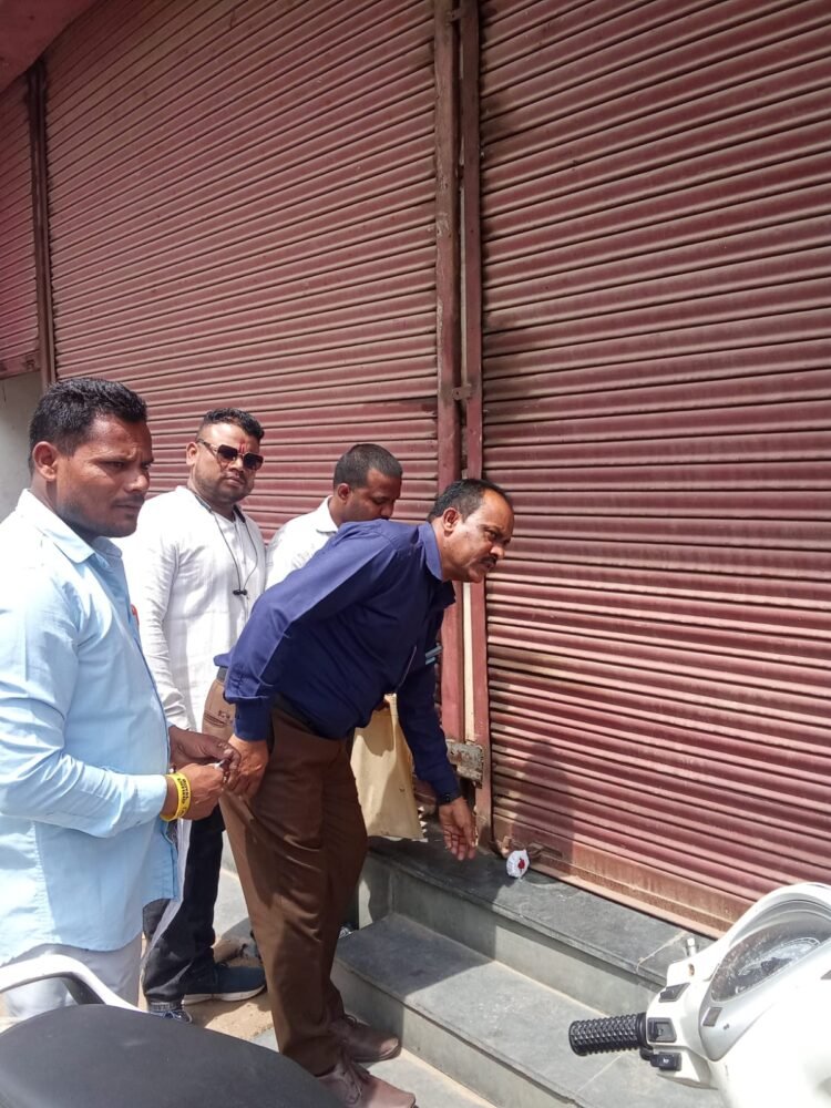 2.95 लाख का राजस्व बकाया, नगर निगम ने दुकान-गोदाम किया सील