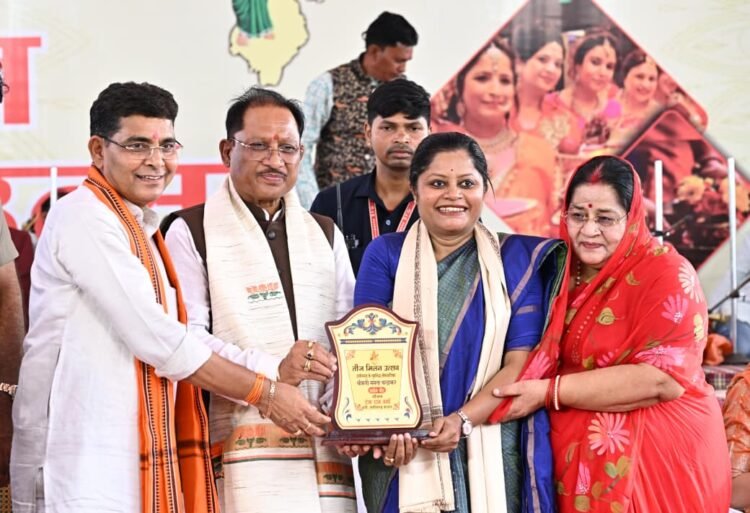 राजस्व मंत्री टंकराम वर्मा के निवास पर तीज मिलन समारोह में शामिल हुए CM साय
