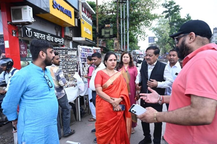 महापौर मीनल चौबे ने गणेश विसर्जन झांकी पंडाल की तैयारियों का किया निरीक्षण
