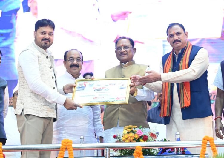 रक्तदान महाकुंभ में 1000 से अधिक महिलाओं ने किया रक्तदान, गोल्डन बुक में दर्ज हुआ विश्व रिकॉर्ड