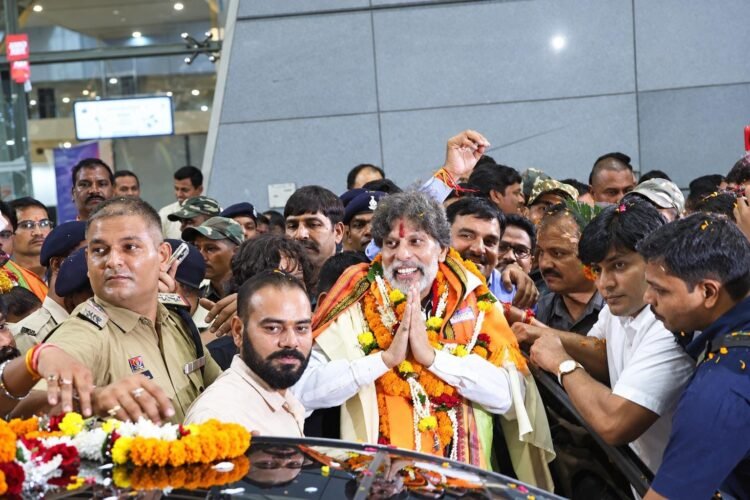 रायपुर विमानतल में कार्यकर्ताओं ने प्रदेश अध्यक्ष किरण देव का किया आत्मीय स्वागत