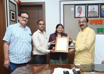 गोल्डन बुक ऑफ वर्ल्ड रिकॉर्ड्स में दर्ज हुआ बिलासपुर के शिक्षक कलेश्वर साहू का नाम : 2. 70 लाख सीड बॉल बनाकर रचा इतिहास