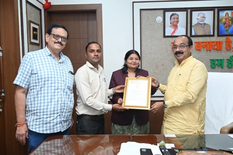 गोल्डन बुक ऑफ वर्ल्ड रिकॉर्ड्स में दर्ज हुआ बिलासपुर के शिक्षक कलेश्वर साहू का नाम : 2. 70 लाख सीड बॉल बनाकर रचा इतिहास