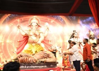 तेलीबांधा में गणेश उत्सव की भक्ति में सराबोर हुआ माहौल, विधायक पुरन्दर मिश्रा ने की भगवान श्री गणेश की पूजा-अर्चना