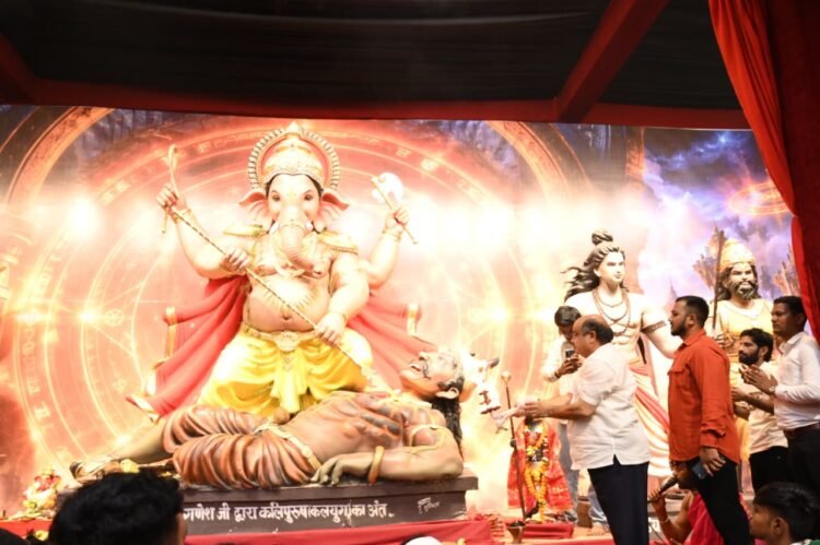 तेलीबांधा में गणेश उत्सव की भक्ति में सराबोर हुआ माहौल, विधायक पुरन्दर मिश्रा ने की भगवान श्री गणेश की पूजा-अर्चना