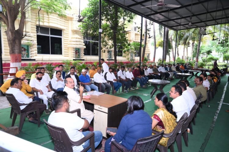 पदयात्रा सप्ताह की तैयारियों को लेकर विधायक पुरन्दर मिश्रा ने ली बैठक, कार्यकर्ताओं से सक्रिय सहभागिता का किया आह्वान