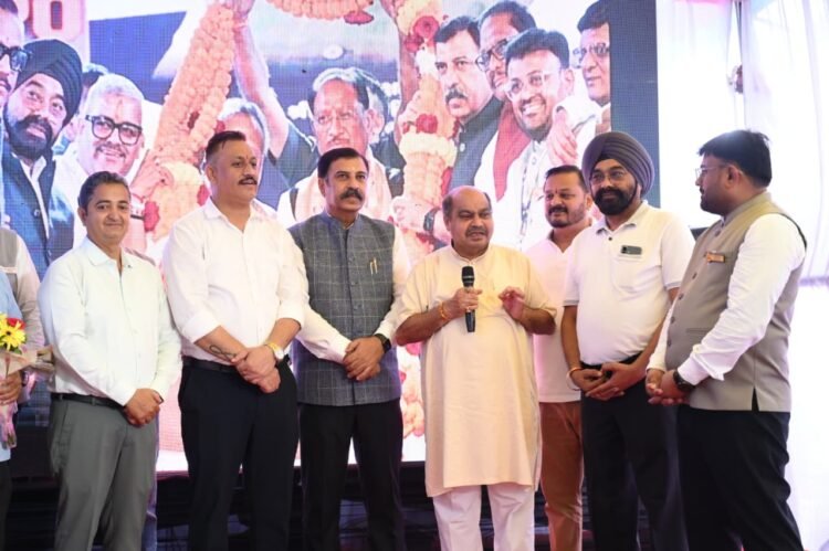 अमर पारवानी के जन्मदिन पर मेगा हेल्थ कैंप, पुरन्दर मिश्रा बोले- स्वस्थ समाज ही सशक्त समाज की नींव