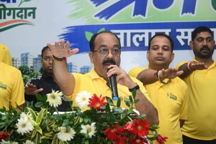 महाराजबंध तालाब में स्वच्छता अभियान, डिप्टी CM अरुण साव ने दिलाई स्वच्छता की शपथ