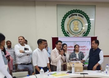 जैन (गोधा) परिवारजनों को कलेक्टर रायपुर ने सम्मानित किया