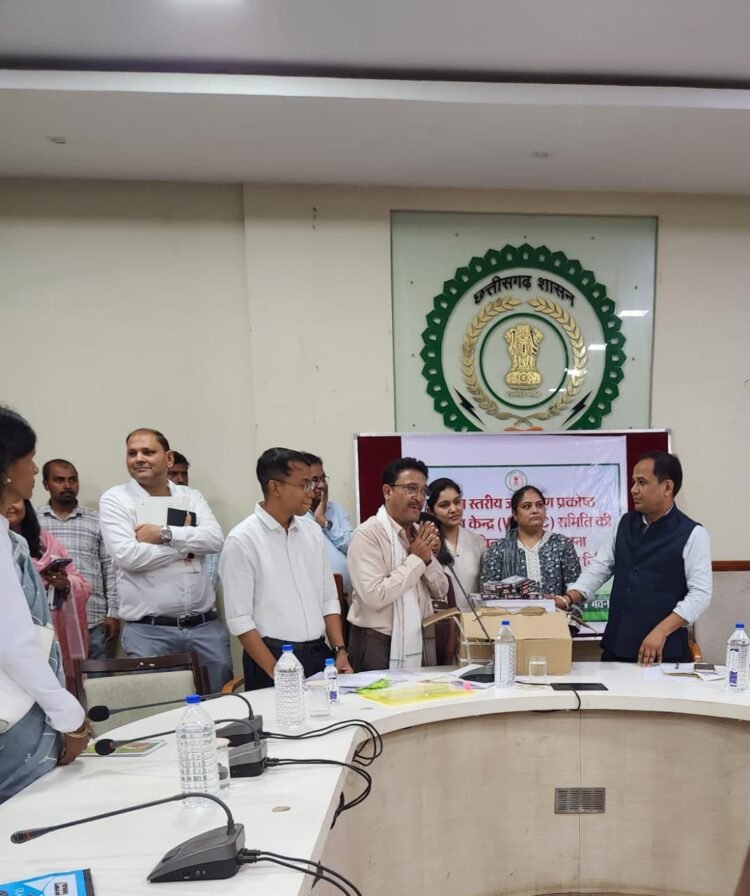 जैन (गोधा) परिवारजनों को कलेक्टर रायपुर ने सम्मानित किया