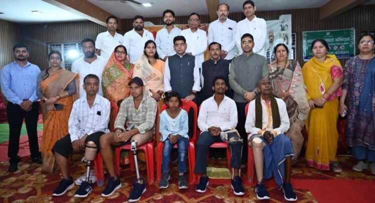 सेवा संकल्प अभियान: बलौदाबाजार में राजस्व मंत्री टंक राम वर्मा ने दिव्यांगजनों को बांटे सहायक उपकरण, 5 शिविरों में 775 का पंजीयन और 199 लाभान्वित