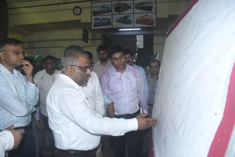 लखौली-रायपुर रेलखंड का GM तरुण प्रकाश ने किया संरक्षा निरीक्षण, स्टेशन पुनर्विकास और यात्री सुविधाओं की समीक्षा